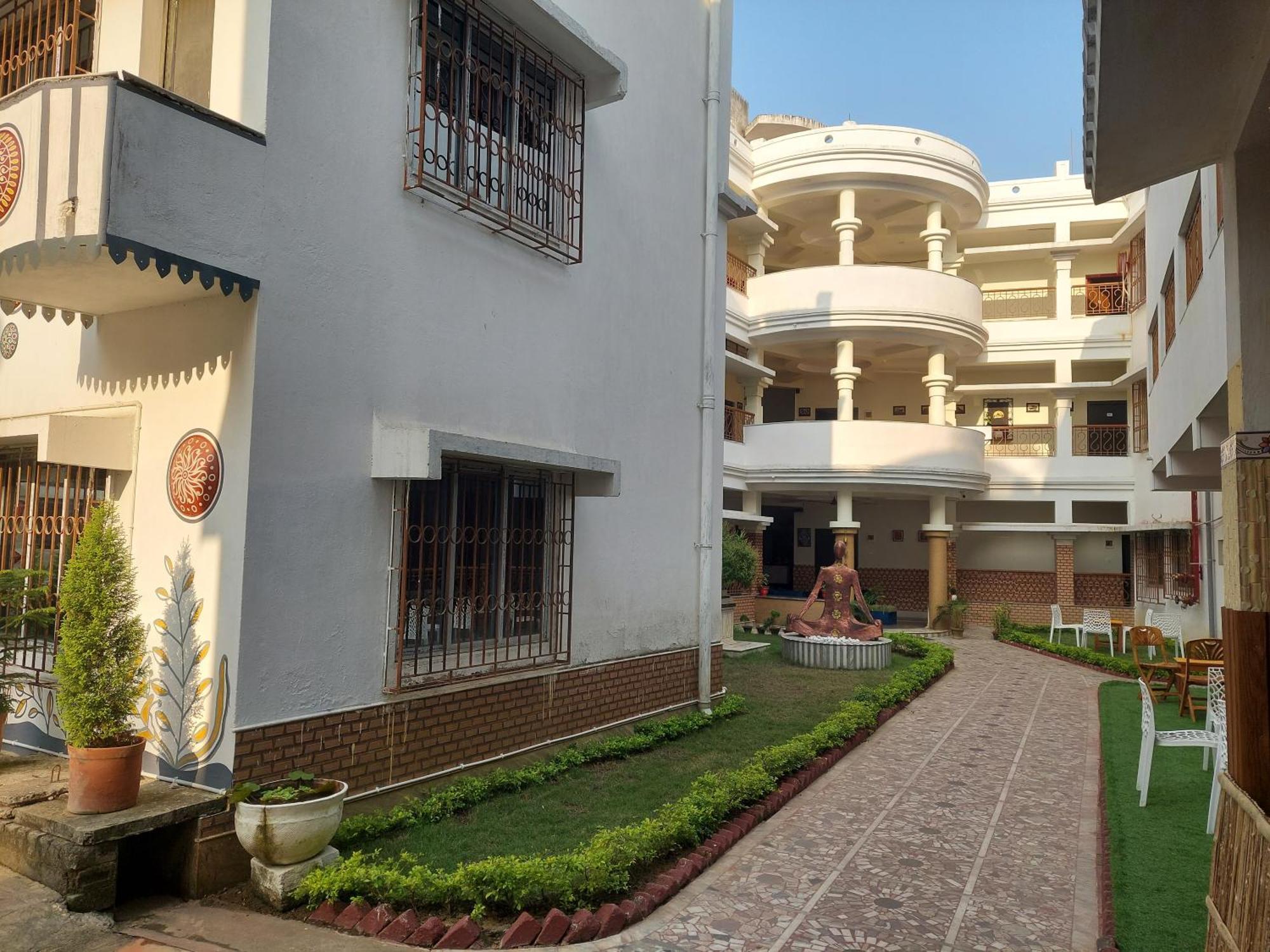 Hotel Kolam Shanti Niketan Exterior photo